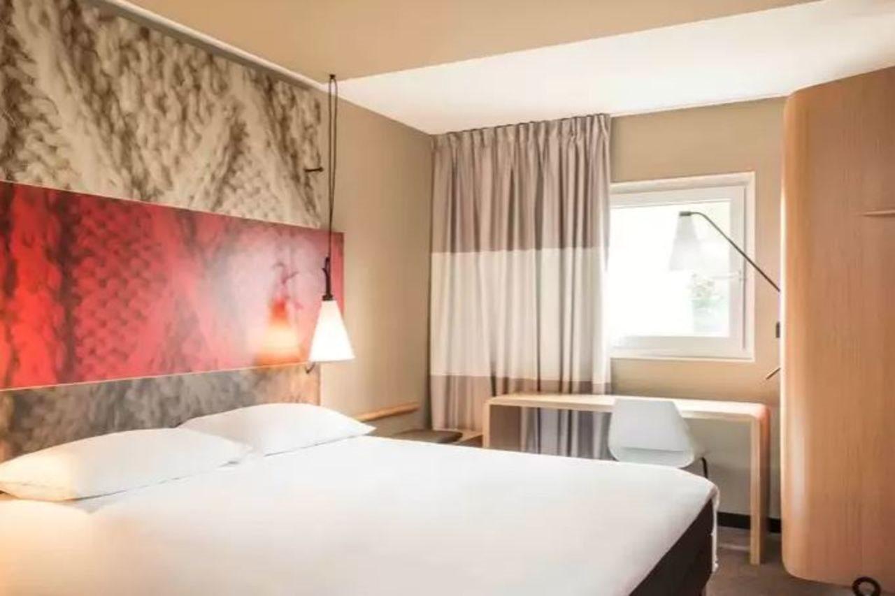 Ibis Paris Porte De Clichy Centre Exterior photo