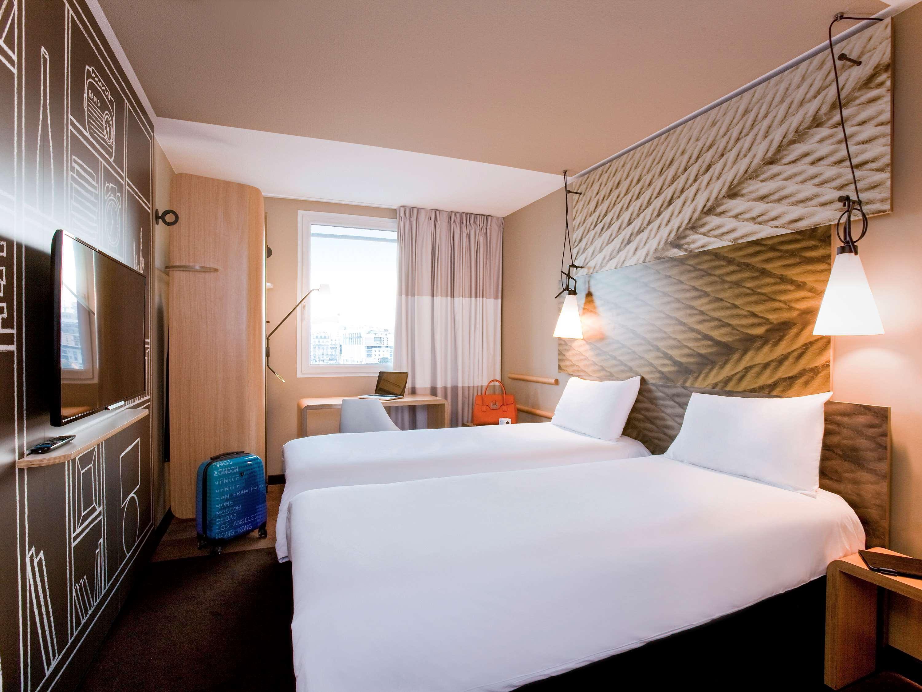 Ibis Paris Porte De Clichy Centre Exterior photo