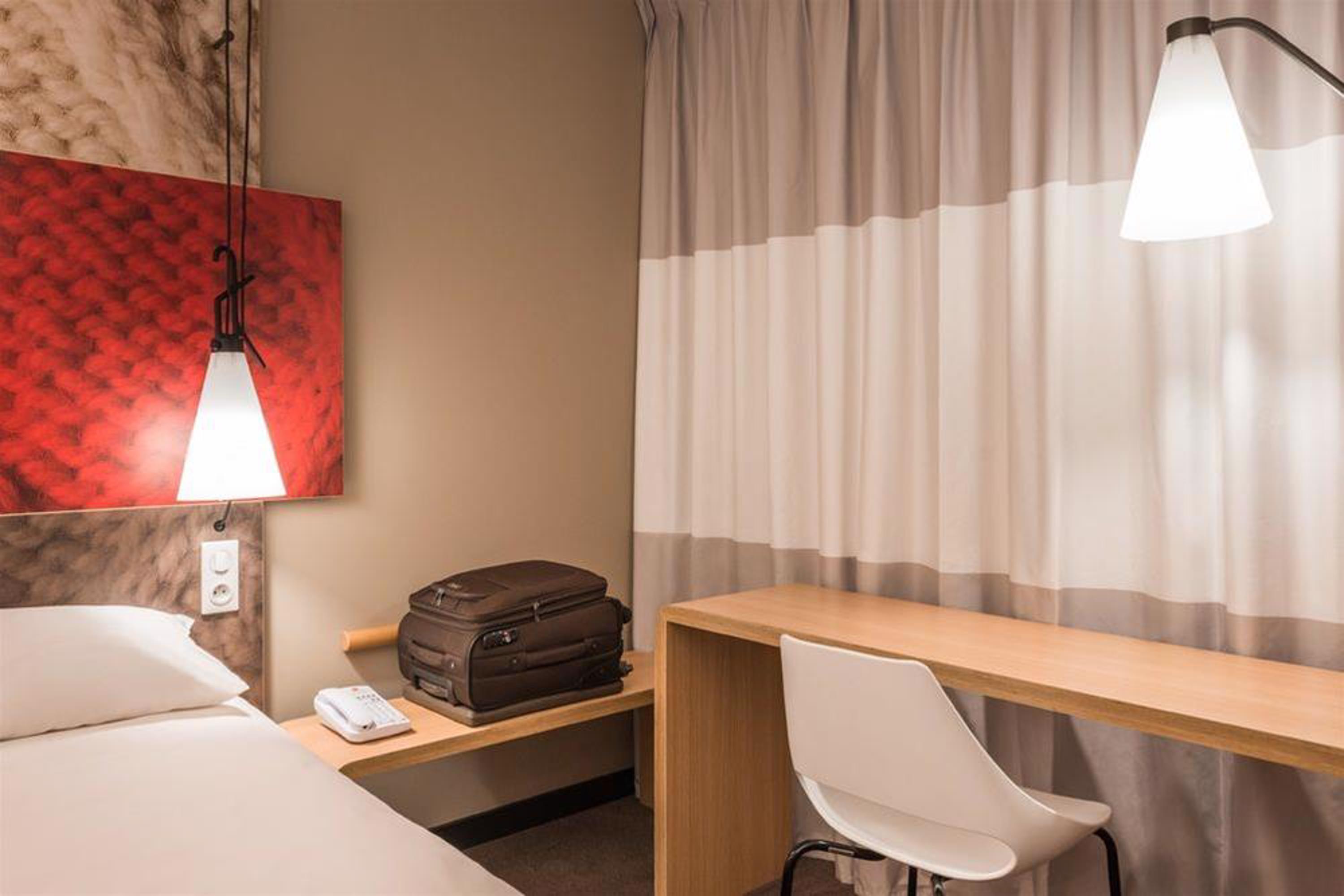 Ibis Paris Porte De Clichy Centre Exterior photo