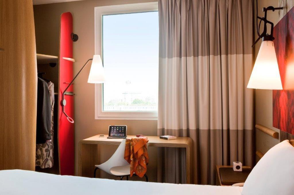 Ibis Paris Porte De Clichy Centre Exterior photo